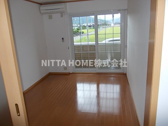 居室・リビング　南東向きのバルコニー付きの洋室◇