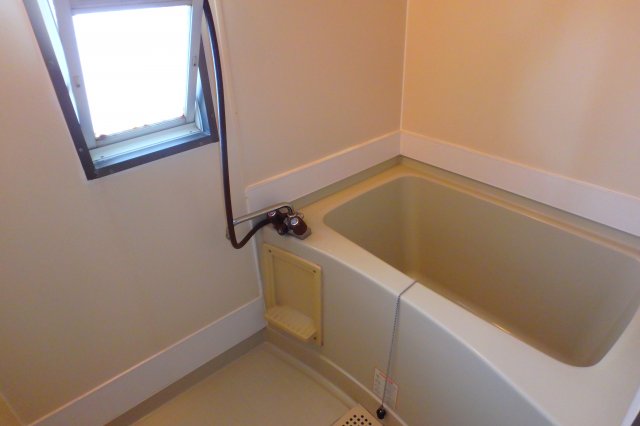 バス・シャワールーム　別部屋同間取りのお写真となります。参考にご覧くださいませ。