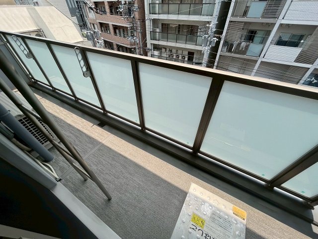 バルコニー　暖かな日差しのふりそそぐバルコニー