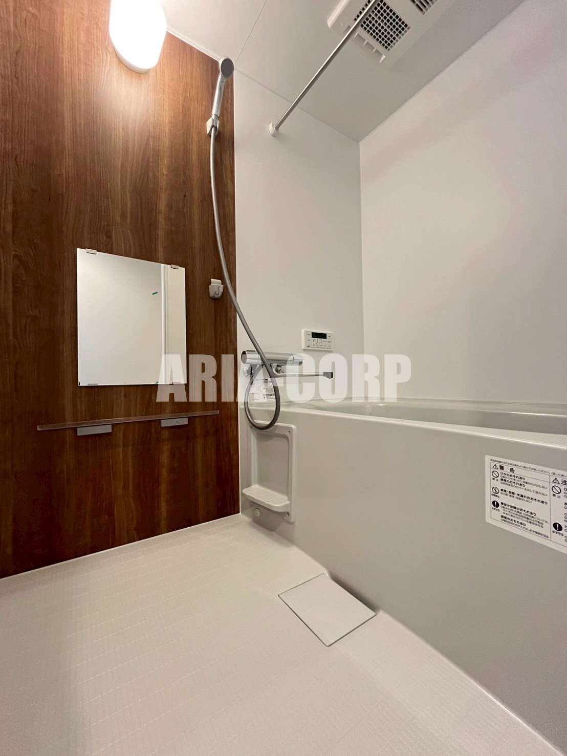 バス・シャワールーム　追焚き浴室乾燥付。カラーパネル採用でお洒落なバスルームです。