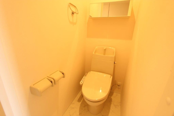 トイレ　温水シャワー付きトイレです