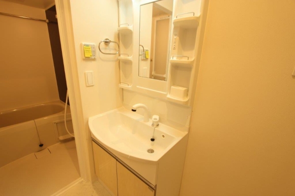 洗面設備　独立洗面台で朝の準備も快適です♪