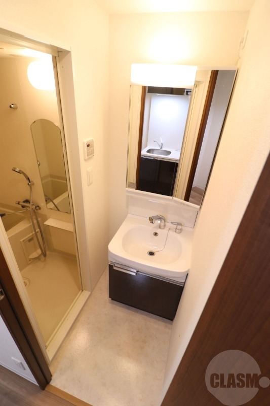 洗面設備　シャンプードレッサー付きの洗面台