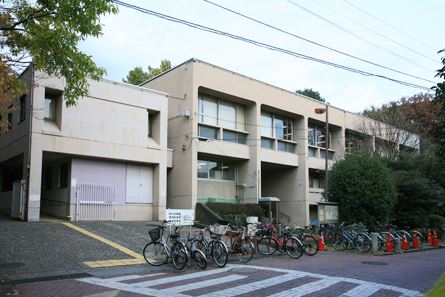 図書館　世田谷区立下馬図書館（図書館）まで687m