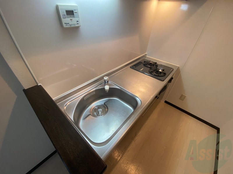 キッチン　キッチン周りは意外と物が多いので棚があるといいですね。