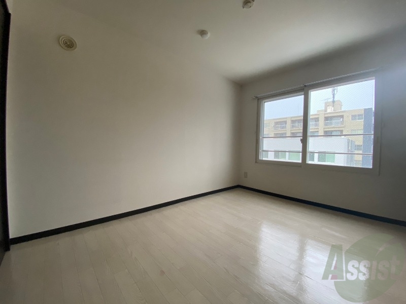 その他部屋・スペース　寝室はこちらです。光が差し込む、温かみのあるお部屋です。