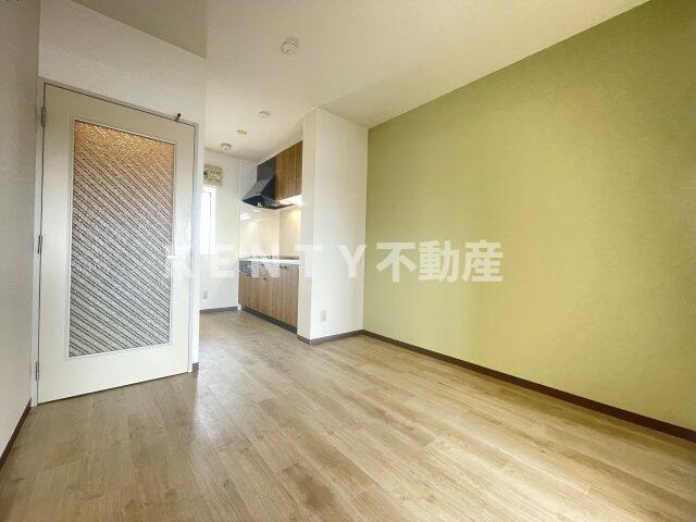 その他部屋・スペース　落ち着いた色調の寝室です