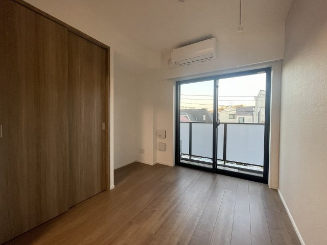 居室・リビング　落ち着いた色合いの床材を使用した居住空間です。