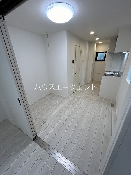 居室・リビング　明るいダイニングキッチン。※参考画像