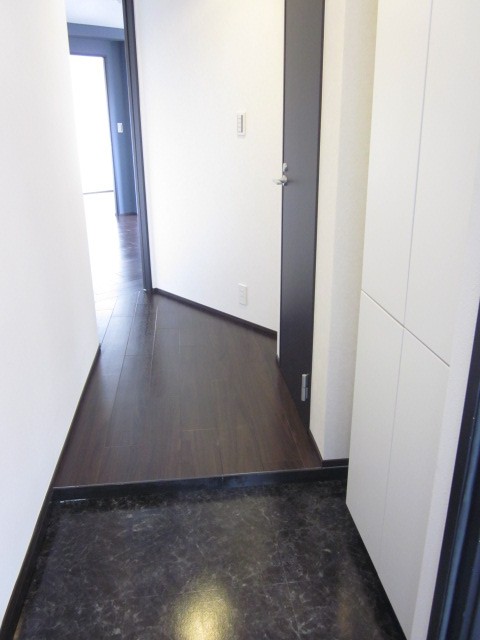 玄関　お部屋の入口からの内装