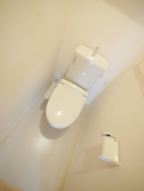 トイレ　★嬉しい温水洗浄便座付のトイレです★
