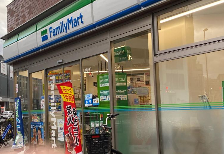 コンビニ　ファミリーマート新宿大久保一丁目店（コンビニ）まで67m