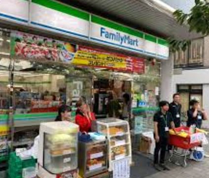 コンビニ　ファミリーマート 桜新町駅前店（コンビニ）まで73m