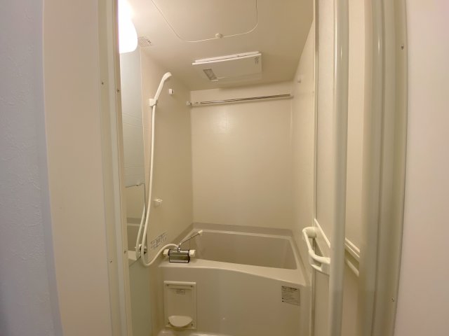 バス・シャワールーム　コンパクトで使いやすいお風呂です