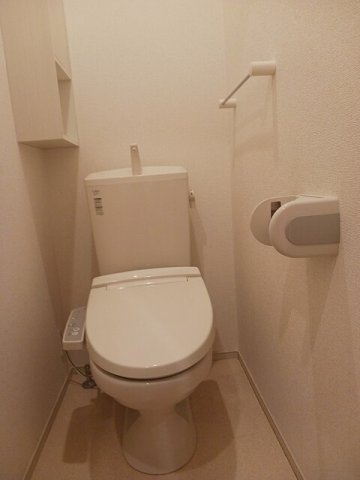 トイレ　落ち着いた色調のトイレです