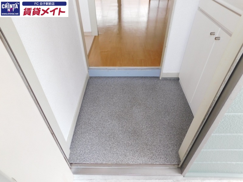 玄関　同タイプ部屋写真です。