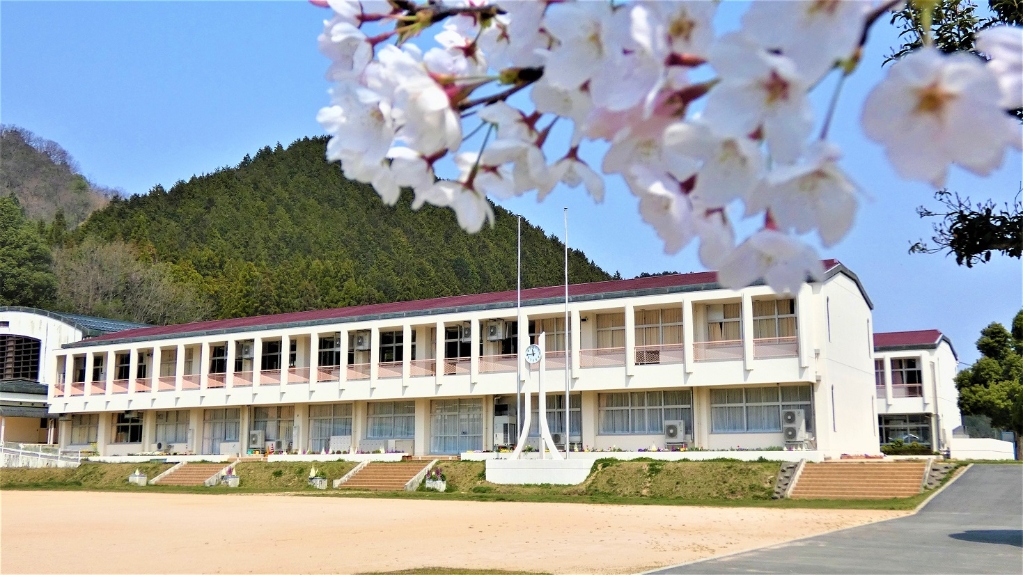 小学校　朝来市立中川小学校（小学校）まで657m