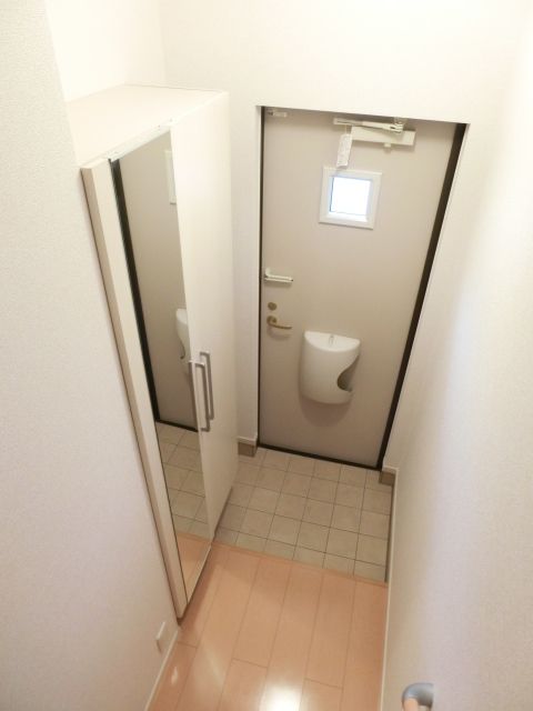 玄関　シューズBOXと全身ミラー付の玄関です。