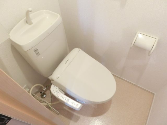 トイレ　ウォシュレットになります。あると便利ですね。