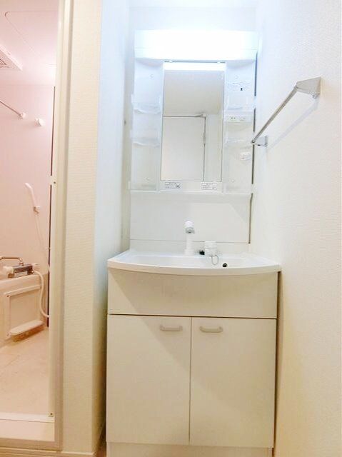 洗面設備　※同タイプの別のお部屋です。
