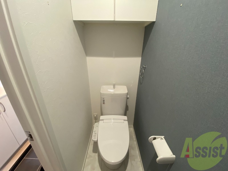 トイレ　トイレは温水洗浄便座付きで、上部には収納スペースも！