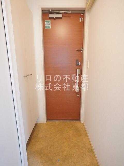 玄関　玄関には下駄箱があるのでスッキリとした空間を保てます