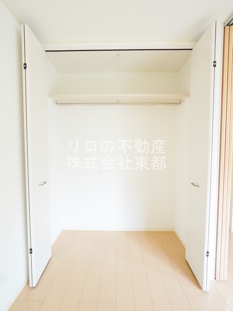 収納　間口・奥行もあるパイプハンガー付収納です♪