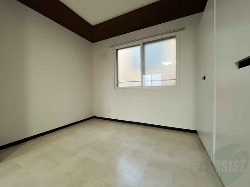 その他部屋・スペース　寝室はこちらです。光が差し込む、温かみのあるお部屋です。