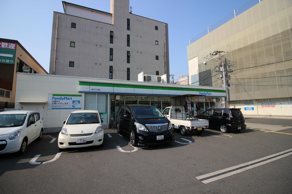 コンビニ　ファミリーマート赤川三丁目店（コンビニ）まで162m