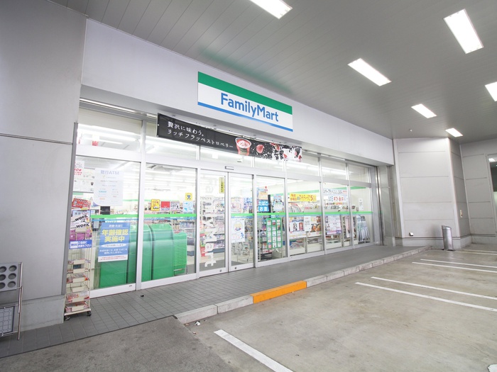 コンビニ　ファミリーマート（コンビニ）まで198m