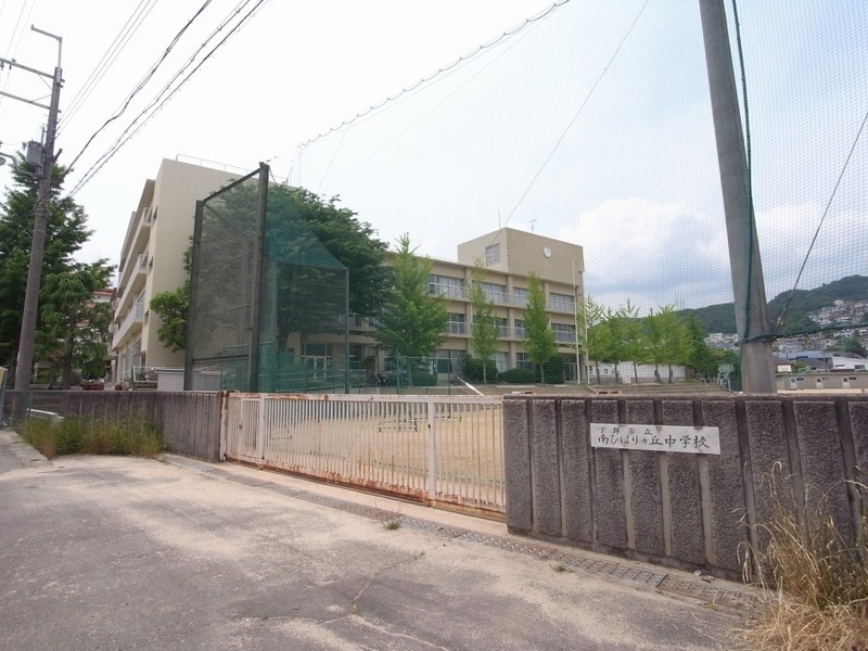 中学校　宝塚市立南ひばりガ丘中学校（中学校）まで717m