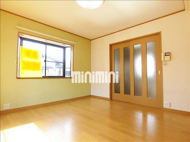 居室・リビング　角部屋です。８帖の洋室には２面に窓があります。