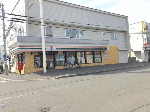 コンビニ　セブンイレブン札幌本郷店（コンビニ）まで242m