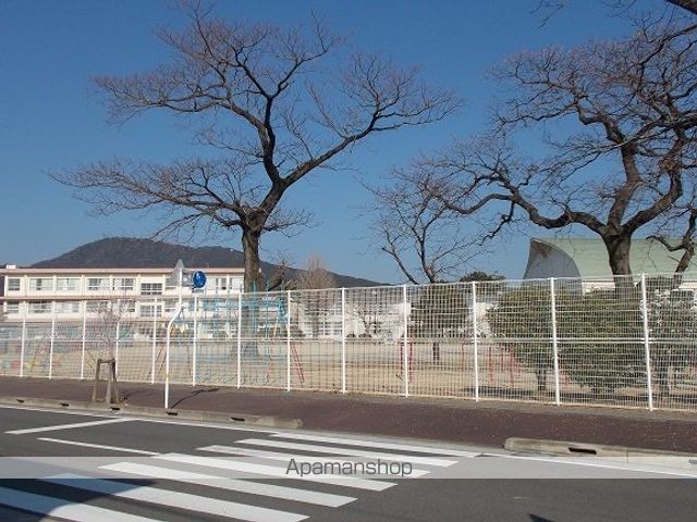 小学校　南方小学校（小学校）まで300m