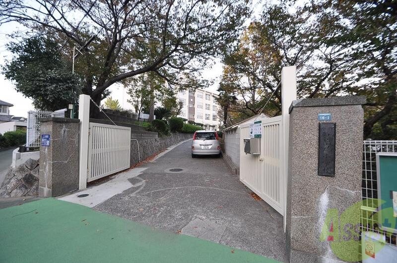 小学校　神戸市立塩屋小学校（小学校）まで594m