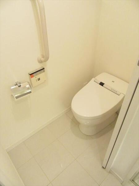 トイレ　落ち着いた色調のトイレです