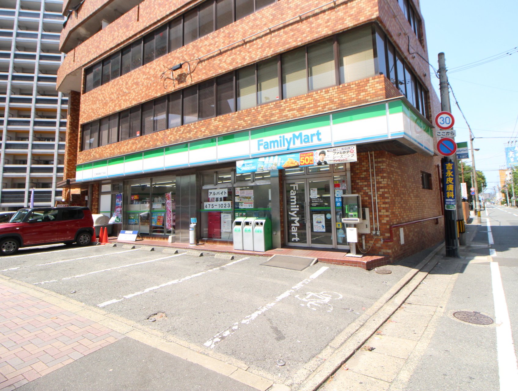 コンビニ　ファミリーマート博多堅粕3丁目店（コンビニ）まで108m