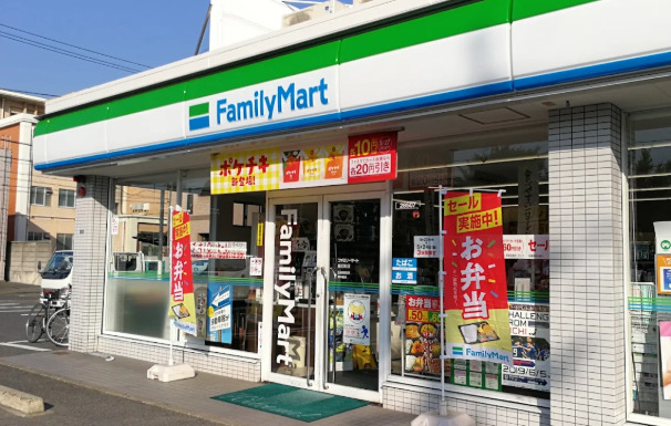 コンビニ　ファミリーマート 辰巳町店（コンビニ）まで559m