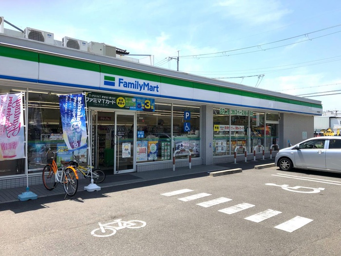 コンビニ　ファミリーマート（コンビニ）まで73m