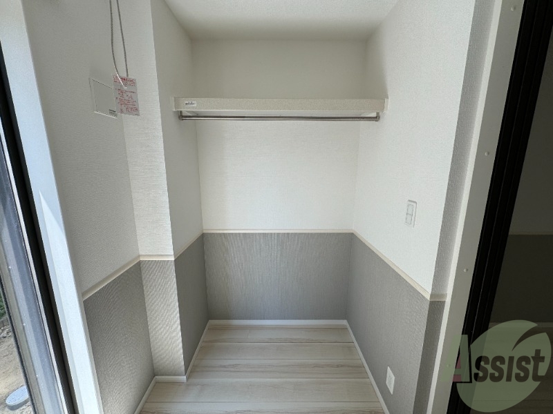 収納　こちらは扉が無いのですぐお洋服が手に取れますよ