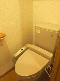 トイレ　落ち着いた色調のトイレです