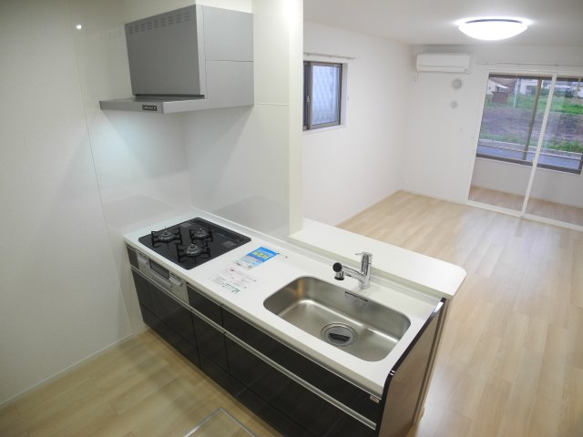 キッチン　※別号室写真(現状優先)　※実際のお部屋に小窓はございません