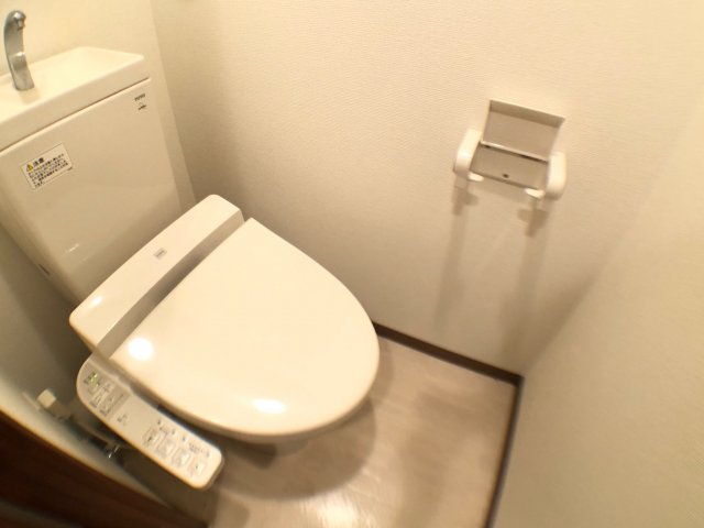 トイレ　温水洗浄便座付きのトイレです♪