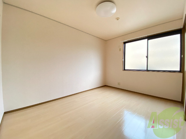 その他部屋・スペース　寝室は清潔感があり、広々としたお部屋でゆったり休めます。