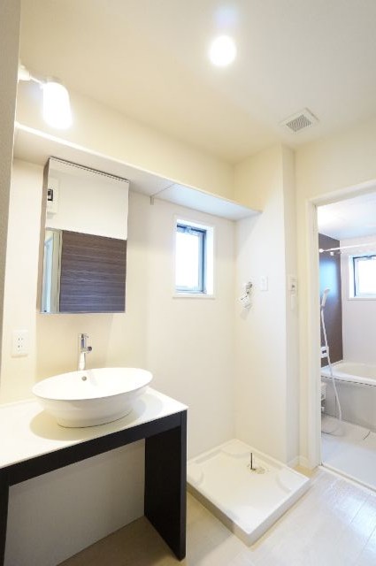 洗面設備　洗面所です。デザイン洗面器付。洗濯機置場。