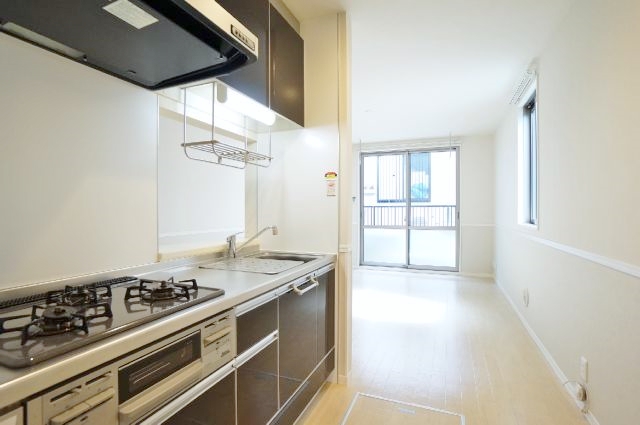 キッチン　３口のビルトインガスコンロ付。奥はＬＤです。