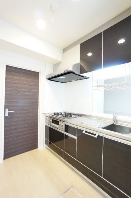 キッチン　３口のビルトインガスコンロです。