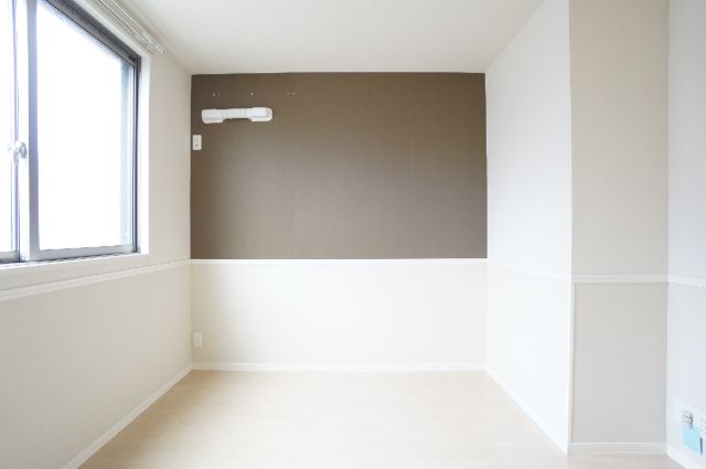 居室・リビング　アクセントクロス仕様の居室です。