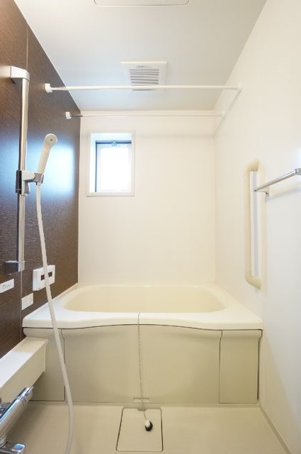 バス・シャワールーム　追焚、暖房乾燥機、物干しバー付。小窓付。