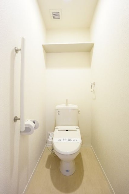 トイレ　温熱洗浄便座が付いています。棚は便利です。